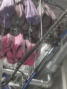 Ongesorteerd wasgoed in hangbaan 