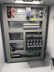 Slimme aanvoer voor Robin. De kast bevat de complete SensoSuite besturing voor de transportbanden, waarmee het proces efficiënt en betrouwbaar wordt aangestuurd.